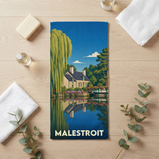 Serviette de bain souvenir de la ville de Malestroit avec une illustration stylisée d'un paysage fluvial.