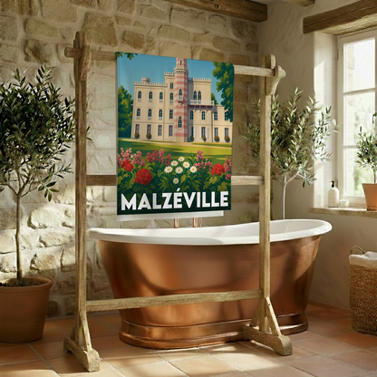 Serviette de bain souvenir de la ville de Malzéville avec une illustration stylisée d'un château et de jardins fleuris.