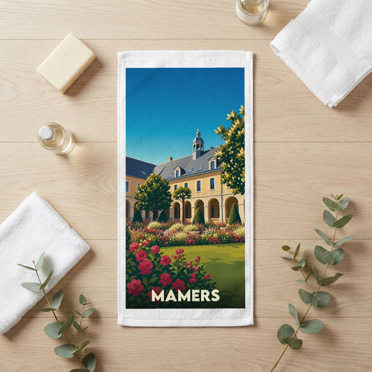 Serviette de bain souvenir de la ville de Mamers avec une illustration stylisée de son patrimoine fleuri.