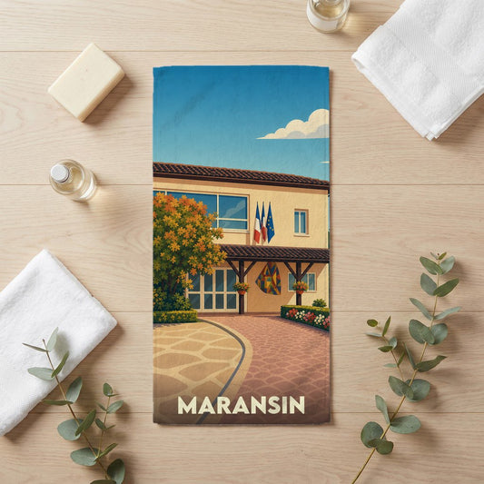 Serviette de bain souvenir de la ville de Maransin avec une illustration stylisée.
