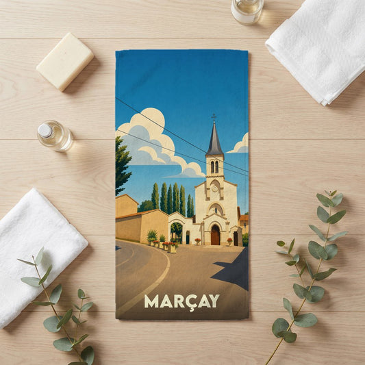 Serviette de bain souvenir de la ville de Marçay avec une illustration stylisée d'une église sous un ciel bleu.