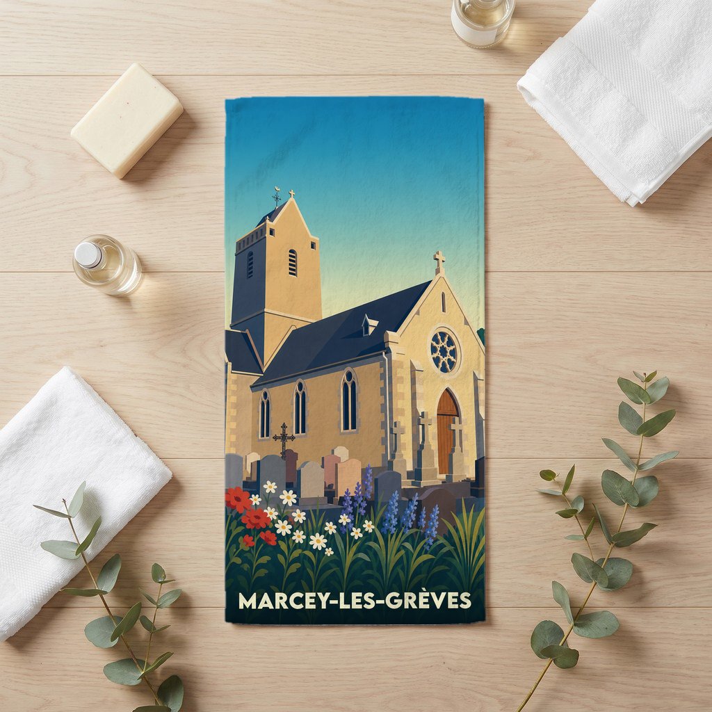 Serviette de bain souvenir de Marcey-les-Grèves illustrée d'une église et d'un jardin fleuri.