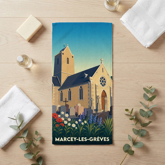 Serviette de bain souvenir de Marcey-les-Grèves illustrée d'une église et d'un jardin fleuri.