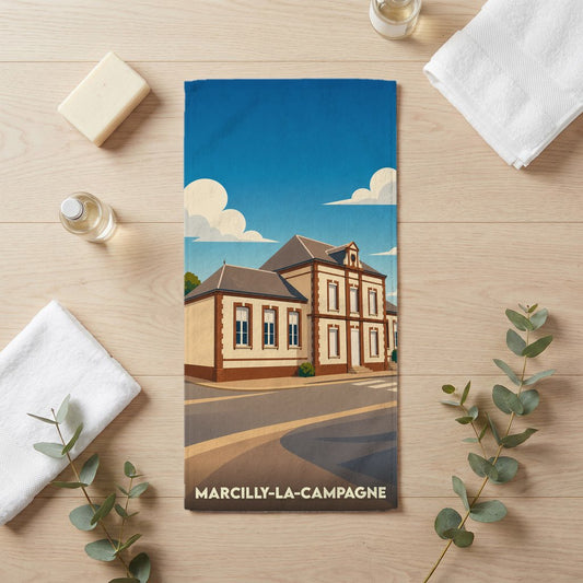 Serviette de bain souvenir de la ville de Marcilly-la-Campagne avec une illustration stylisée de sa mairie.