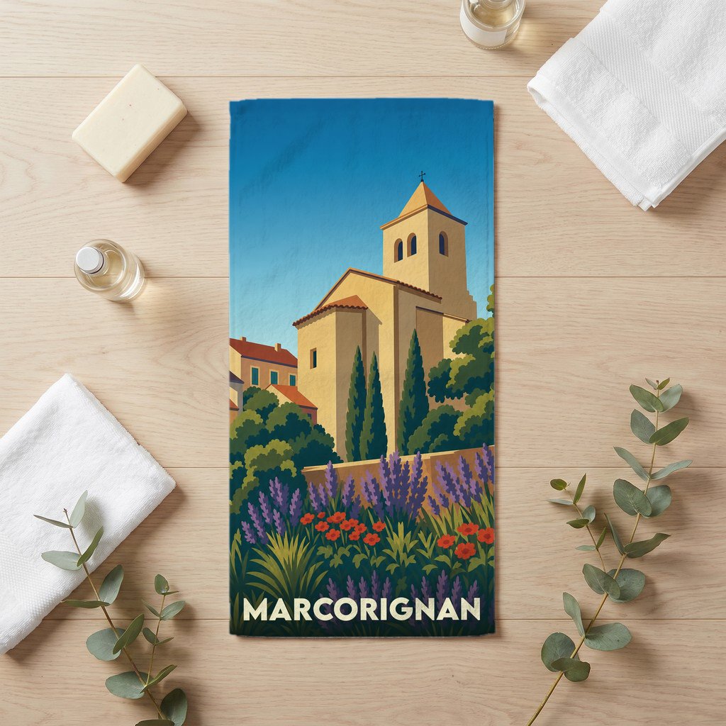 Serviette de bain souvenir de la ville de Marcorignan avec une illustration stylisée d'une église et de fleurs.