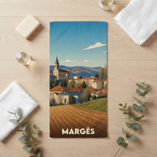 Serviette de bain souvenir de la ville de Margès avec une illustration stylisée d'un paysage de village.