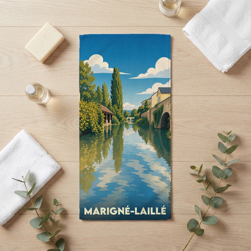 Serviette de bain souvenir de Marigné-Laillé illustrée d'un paysage de rivière stylisé.