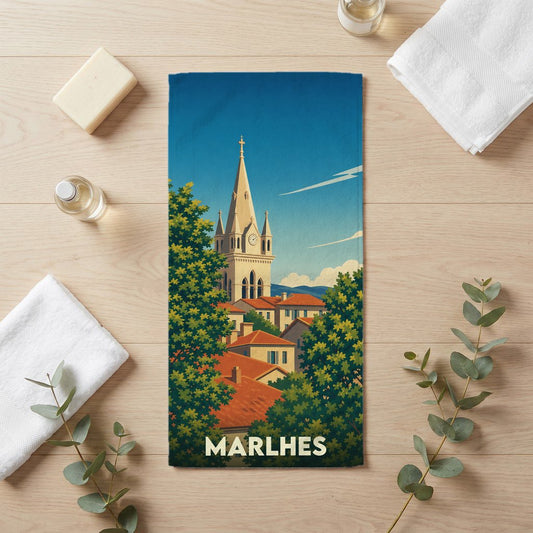Serviette de bain souvenir de la ville de Marlhes avec une illustration stylisée.