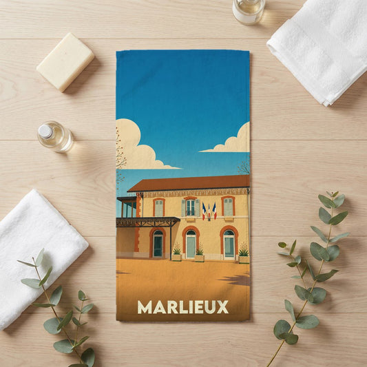 Serviette de bain souvenir de la ville de Marlieux avec une illustration stylisée d'un bâtiment communal.