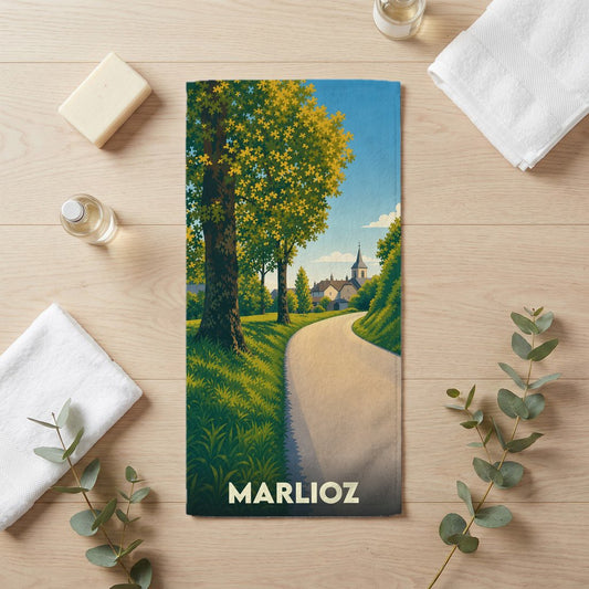 Serviette de bain souvenir de la ville de Marlioz avec une illustration stylisée.