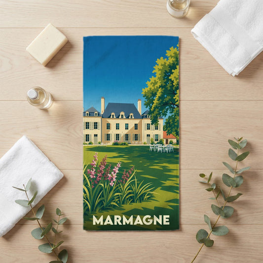 Serviette de bain souvenir de la ville de Marmagne avec une illustration stylisée d'un château.