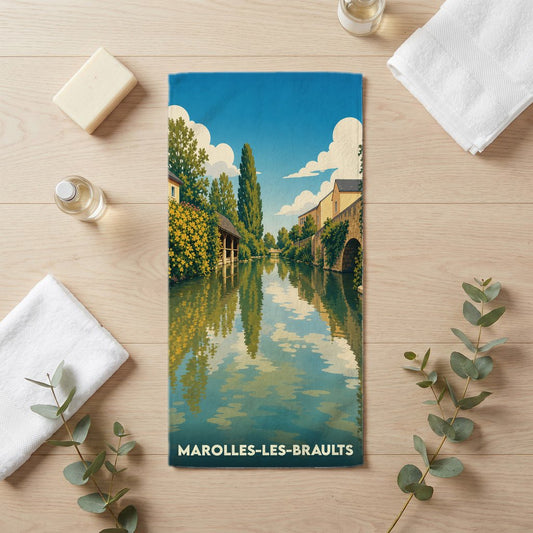 Serviette de bain souvenir de Marolles-les-Braults ornée d'une illustration paysagère stylisée.