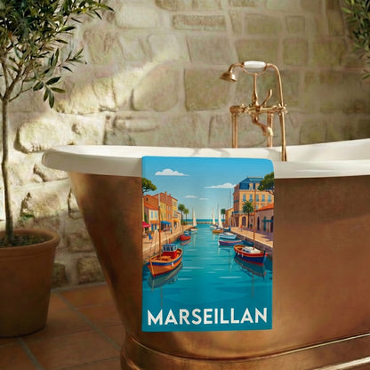 Serviette de bain souvenir de la ville de Marseillan avec une illustration stylisée de son port.