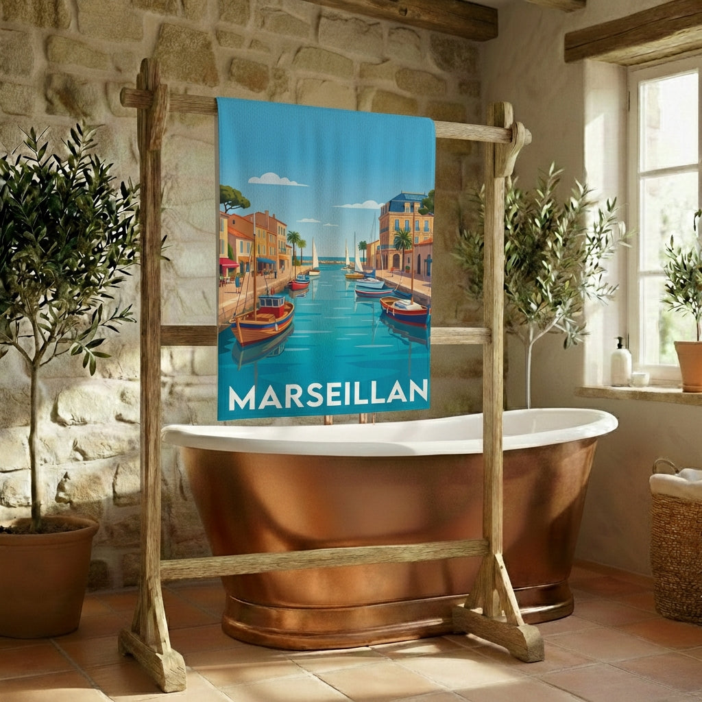 Serviette de bain souvenir de la ville de Marseillan avec une illustration stylisée.