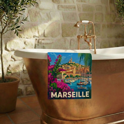 Serviette de bain souvenir de la ville de Marseille avec une illustration stylisée du Vieux-Port.