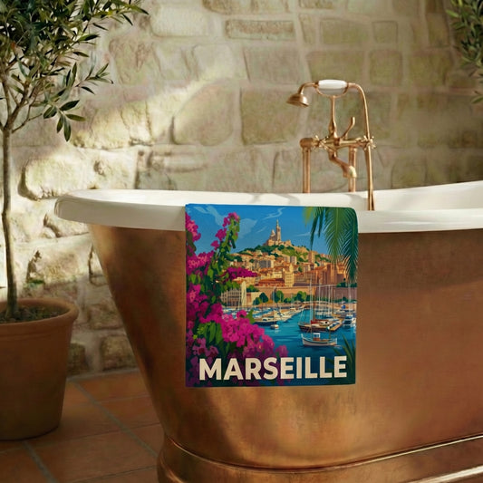 Serviette de bain souvenir de la ville de Marseille avec une illustration stylisée du Vieux-Port.