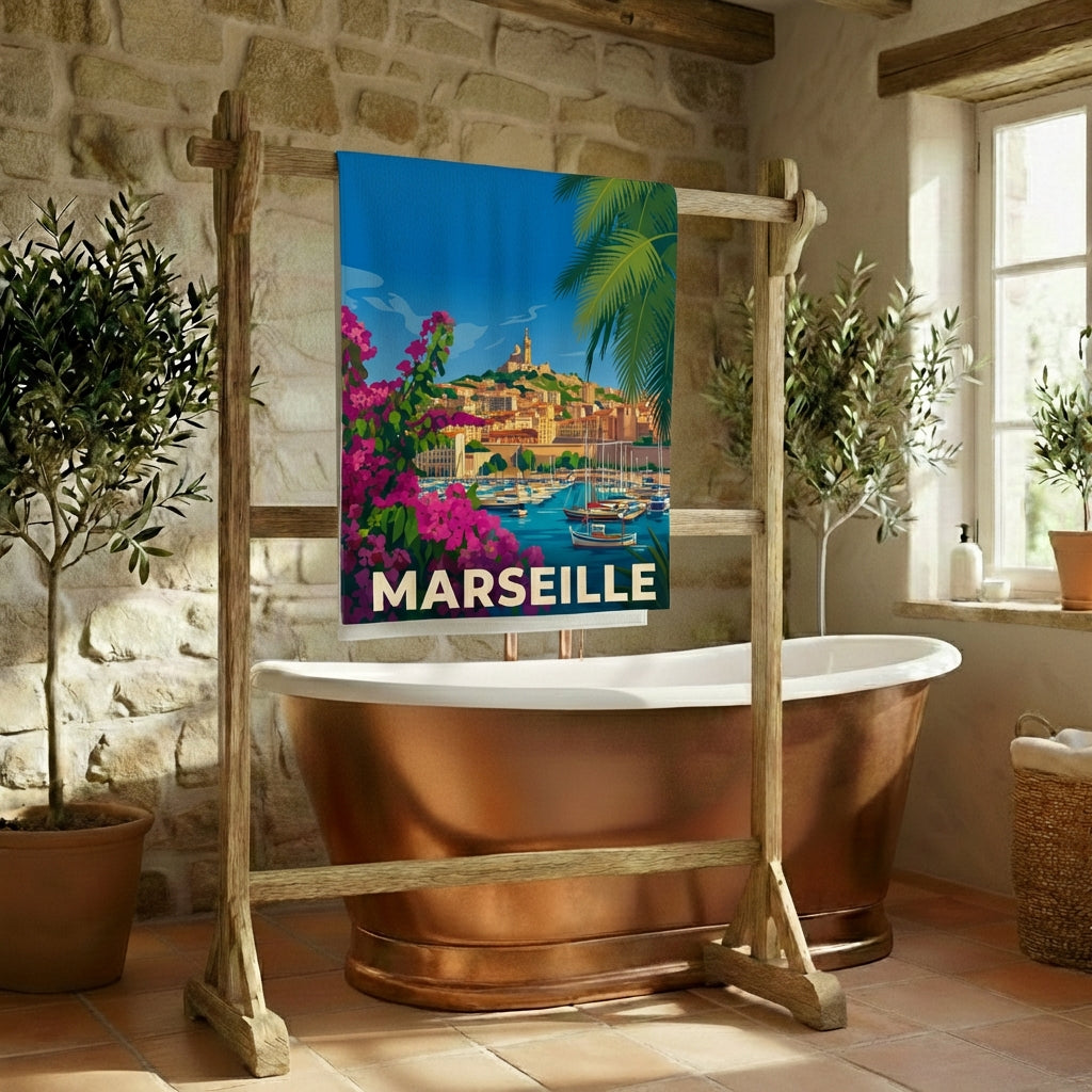 Serviette de bain souvenir de la ville de Marseille avec une illustration stylisée.