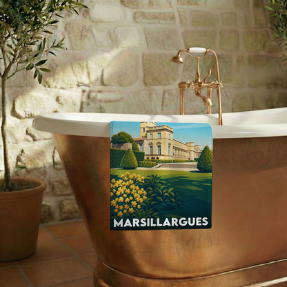 Serviette de bain souvenir de la ville de Marsillargues avec une illustration stylisée d'un château et de ses jardins.