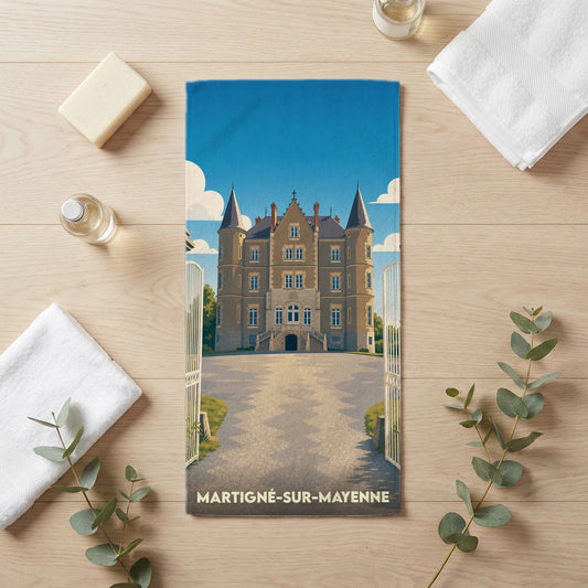 Serviette de bain souvenir de Martigné-sur-Mayenne avec une illustration stylisée du château local.