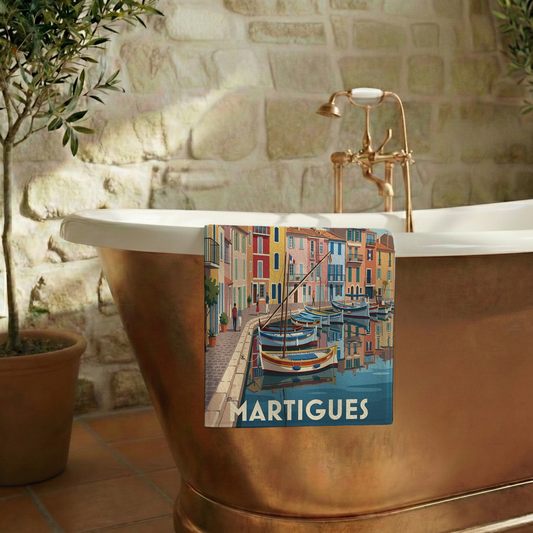 Serviette de bain souvenir de la ville de Martigues avec une illustration stylisée.