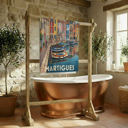 Serviette de bain souvenir de la ville de Martigues avec une illustration stylisée de son port coloré.