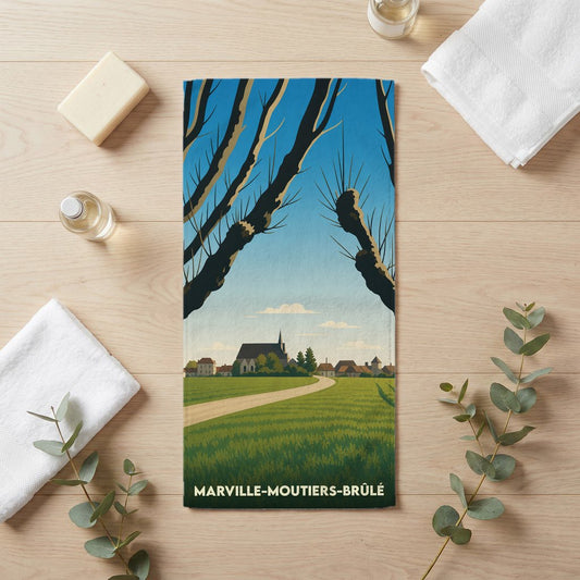 Serviette de bain souvenir de Marville-Moutiers-Brûlé avec une illustration stylisée d'un paysage de campagne.