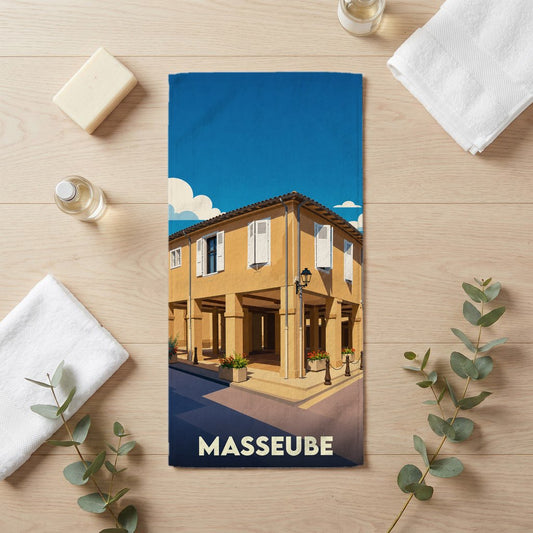 Serviette de bain souvenir de la ville de Masseube avec une illustration stylisée d'un bâtiment à arcades.