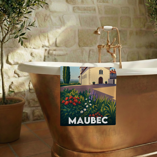 Serviette de bain souvenir de la ville de Maubec avec une illustration stylisée.