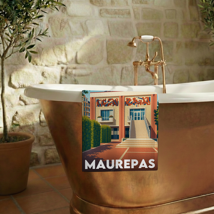Serviette de bain souvenir de la ville de Maurepas avec une illustration stylisée d'un bâtiment.