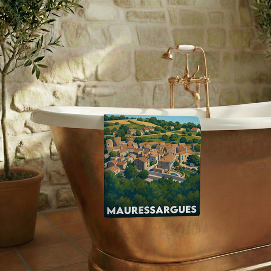 Serviette de bain souvenir de la ville de Mauressargues avec une illustration stylisée.