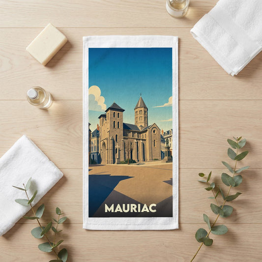 Serviette de bain souvenir de la ville de Mauriac avec une illustration stylisée.