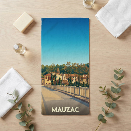 Serviette de bain souvenir de la ville de Mauzac illustrée d'un paysage de pont et de maisons anciennes.
