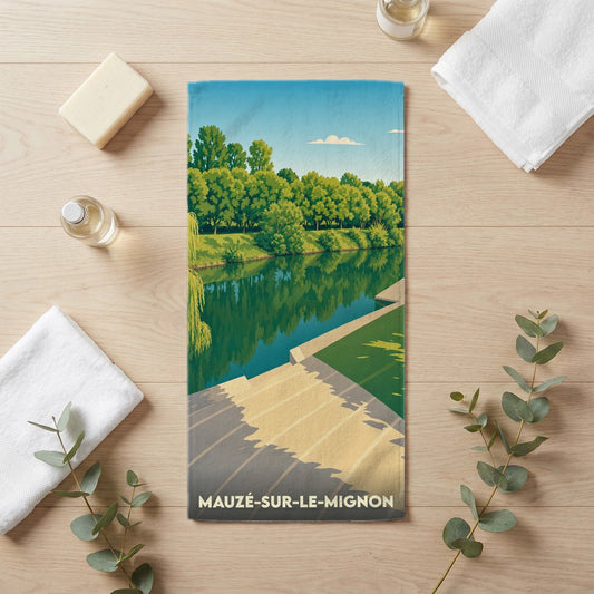 Serviette de bain souvenir de Mauzé-sur-le-Mignon illustrant un paysage de rivière bordé d'arbres.