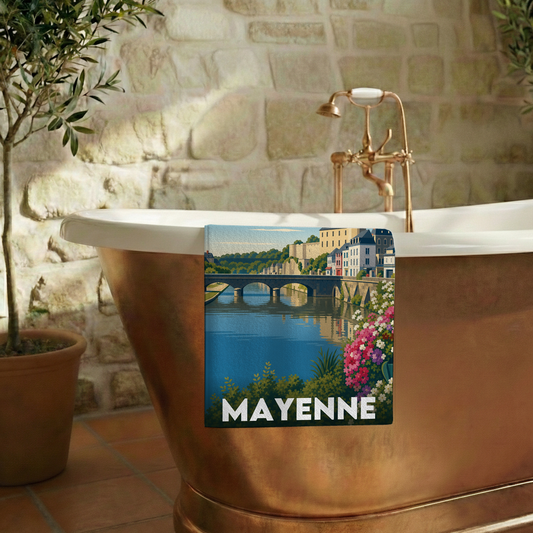 Serviette de bain souvenir de la ville de Mayenne avec une illustration stylisée.
