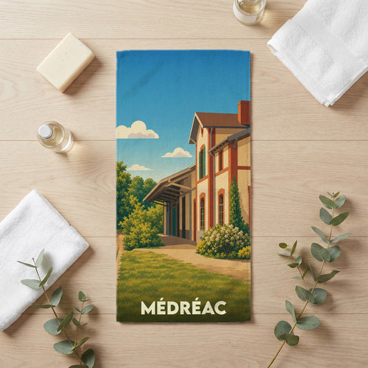 Serviette de bain souvenir de la ville de Médréac avec une illustration stylisée de sa gare ferroviaire.