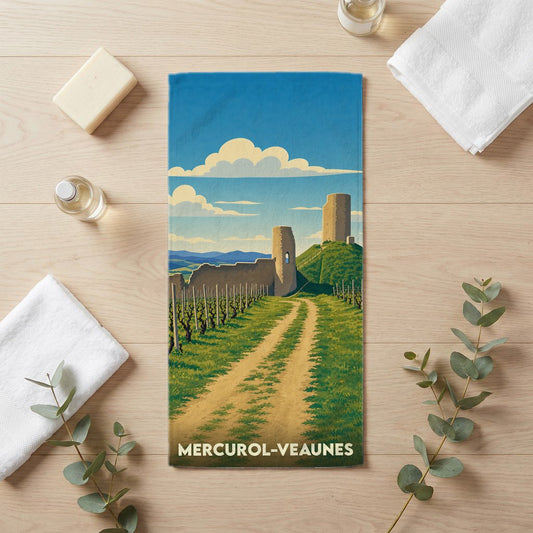 Serviette de bain souvenir de Mercurol-Veaunes avec une illustration stylisée de son paysage et de ses tours.