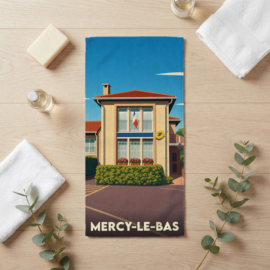 Serviette de bain souvenir de la ville de Mercy-le-Bas avec une illustration stylisée d'un bâtiment typique.