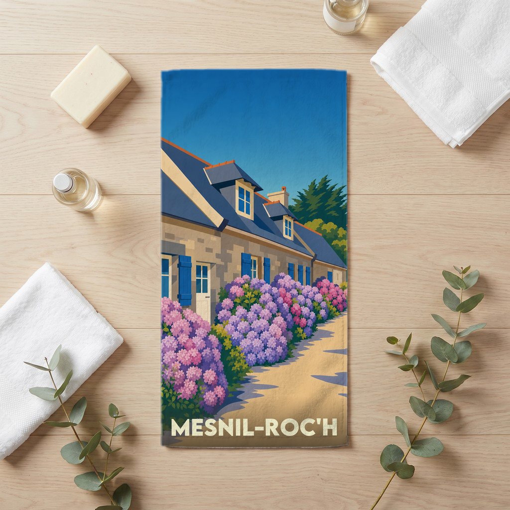 Serviette de bain souvenir de la ville de Mesnil-Roc'h avec une illustration stylisée d'une maison fleurie.