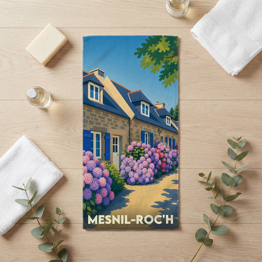 Serviette de bain souvenir de la ville de Mesnil-Roc'h avec une illustration stylisée de maisons bretonnes et d'hortensias.