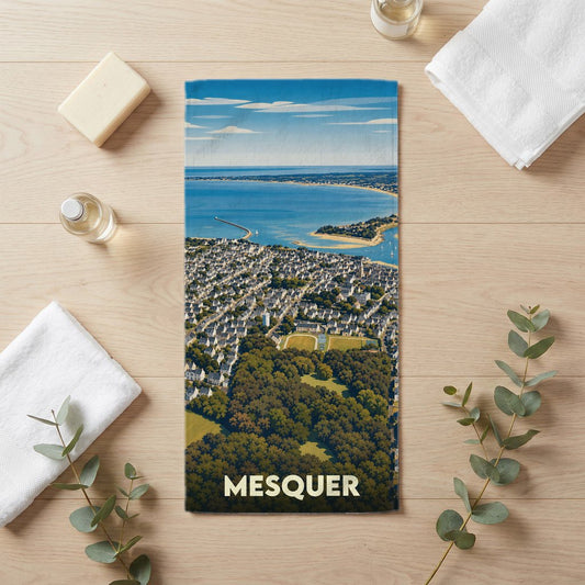 Serviette de bain souvenir de la ville de Mesquer avec une illustration aérienne stylisée.