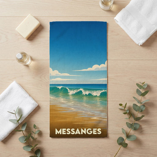 Serviette de bain souvenir de la ville de Messanges avec une illustration de plage stylisée.