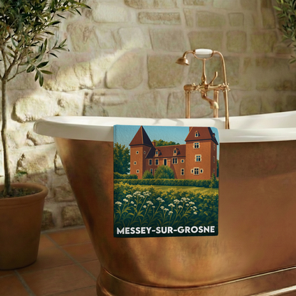Serviette de bain souvenir de la ville de Messey-sur-Grosne avec une illustration stylisée.