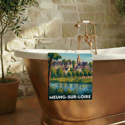 Serviette de bain souvenir de Meung-sur-Loire illustrée d'un paysage urbain au bord de l'eau.