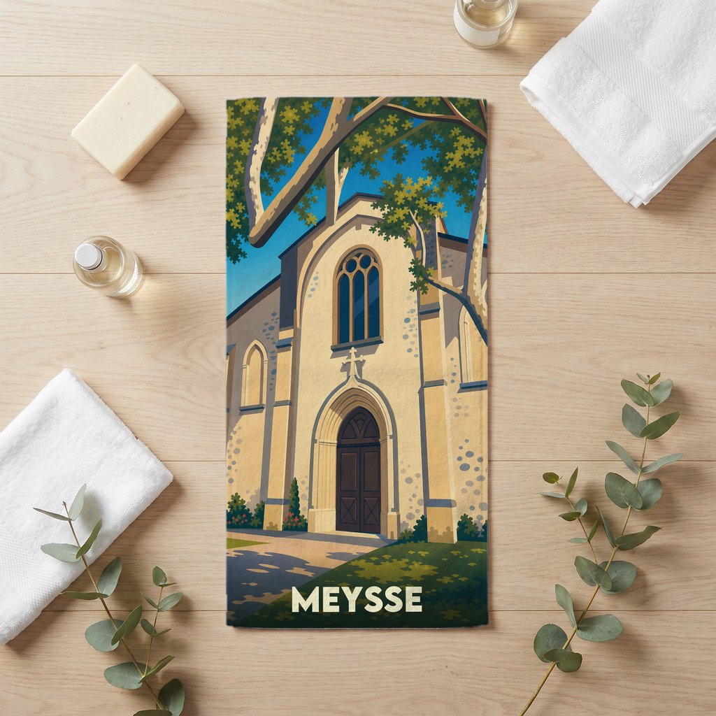 Serviette de bain souvenir de la ville de Meysse illustrée d'un dessin stylisé de son église sous un platane.