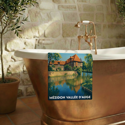 Serviette de bain souvenir de la ville de Mézidon Vallée d'Auge avec une illustration stylisée.