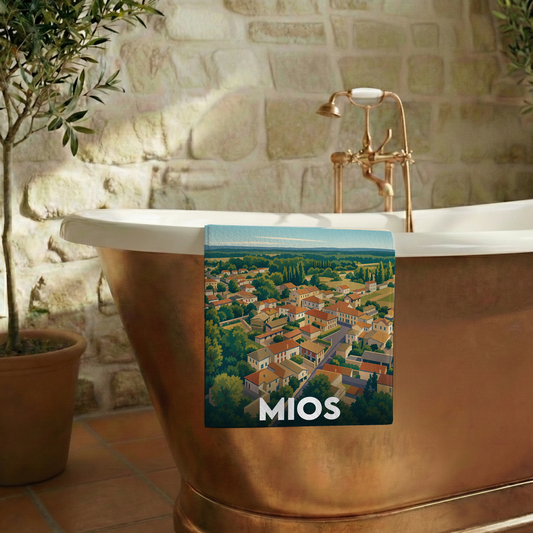 Serviette de bain souvenir de la ville de Mios illustrée d'un paysage urbain stylisé.