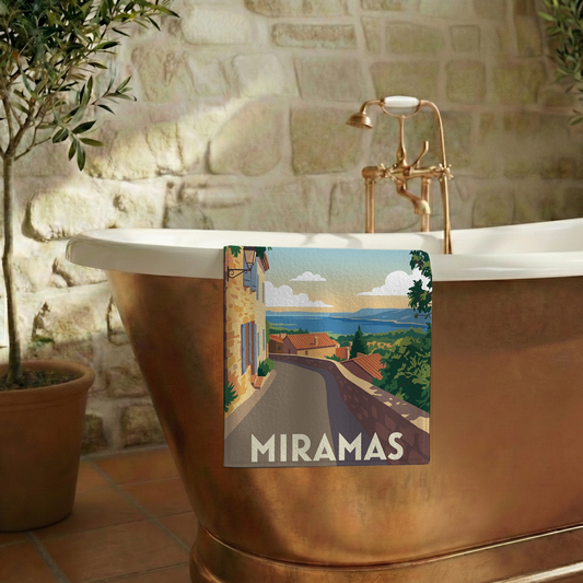 Serviette de bain souvenir de la ville de Miramas avec une illustration stylisée.
