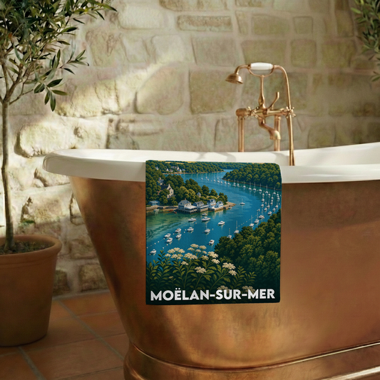 Serviette de bain souvenir de la ville de Moëlan-sur-Mer avec une illustration stylisée de son port.