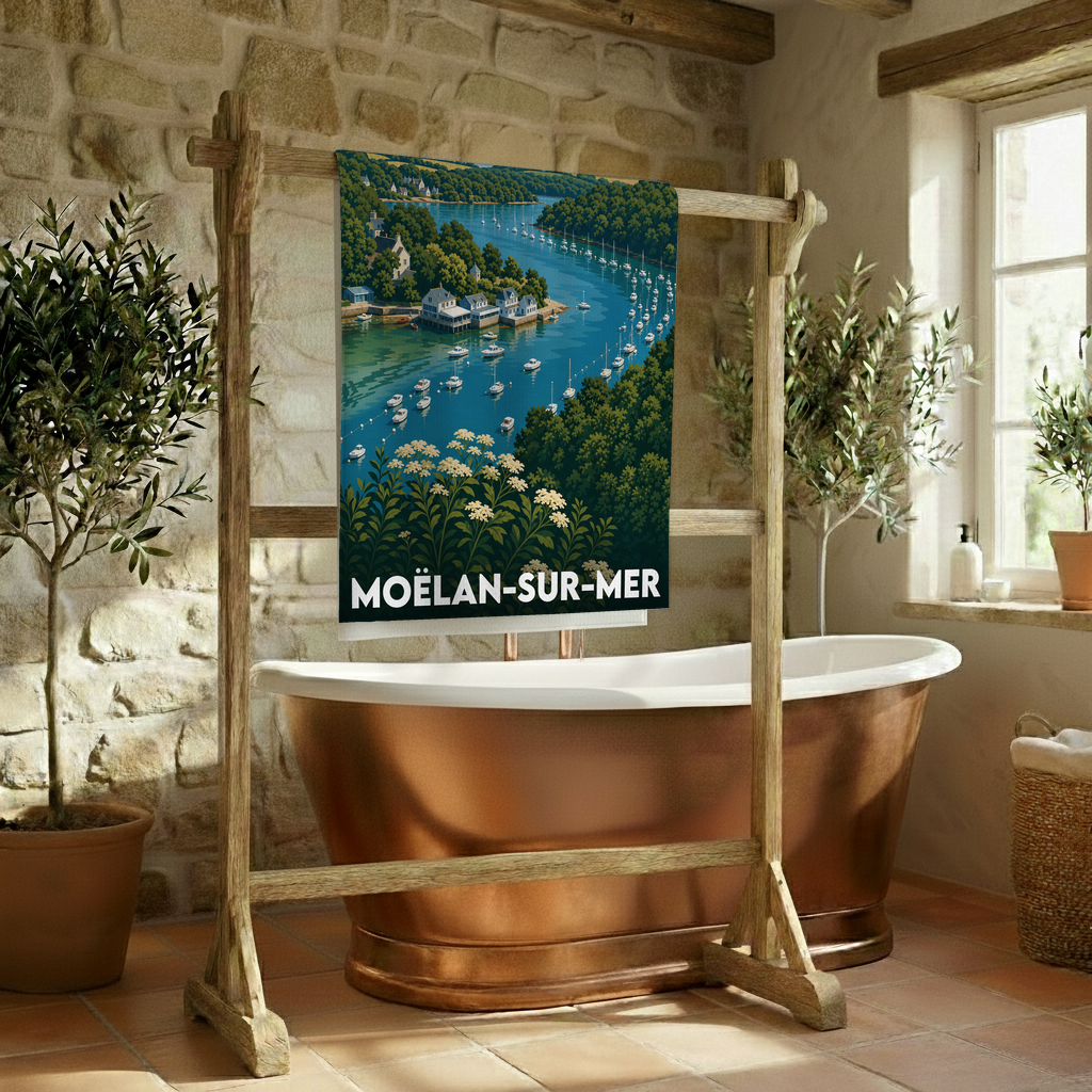 Serviette de bain souvenir de Moëlan-sur-Mer illustrée d'un paysage côtier stylisé.