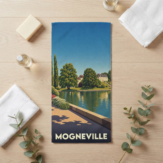 Serviette de bain souvenir de la ville de Mogneville avec une illustration stylisée d'un paysage de bord d'eau.